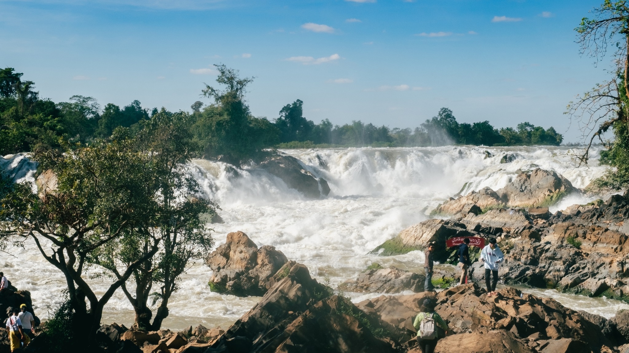 The powerful rapids of Khonephapeng waterfall
