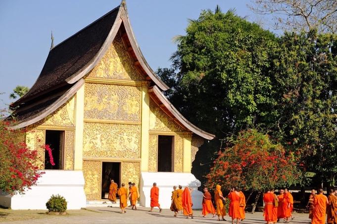 The sweeping roofs of Wat Xiengthong