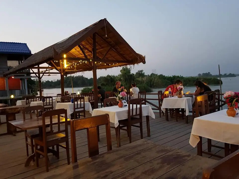 Breakfast at Paradise View restaurant overlooking the river